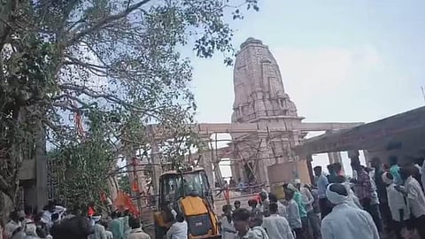 മഹാരാഷ്ട്രയിൽ ക്ഷേത്ര മേൽക്കൂര തകർന്നുവീണ് അപകടം; 20 ഓളം ഭക്തർ കുടുങ്ങിക്കിടക്കുന്നതായി സംശയം