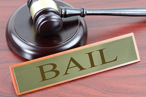 മകളെ പീഡിപ്പിക്കാൻ ശ്രമിച്ച അയൽവാസിയുടെ കാല് തല്ലിയൊടിച്ചു; പിതാവിന് ജാമ്യം അനുവദിച്ച് കോടതി