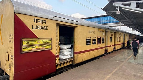 ട്രെയിനുകൾ വൈകിയോടുന്നു
