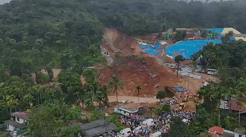 കള്ളാടി മണിടിച്ചിൽ: അഞ്ച് പേർക്ക് വേണ്ടിയുള്ള തെരച്ചിൽ ഇന്നും തുടരും; കെടാവർ നായ്ക്കളെ എത്തിക്കും