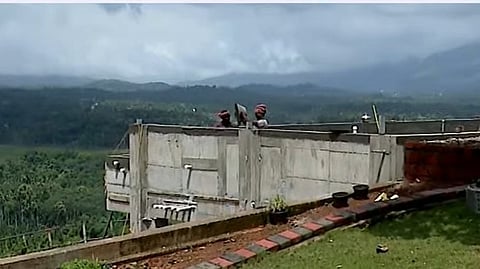 വാട്ടർ ടാങ്കിന് ലഭിച്ച അനുമതിയുടെ മറവിൽ സ്വിമ്മിങ് പൂൾ നിർമിക്കുന്നു; ചെറുമലയിൽ റിസോർട്ടിന്റെ മറവിൽ അനധികൃത നിർമാണങ്ങളെന്ന് പരാതി