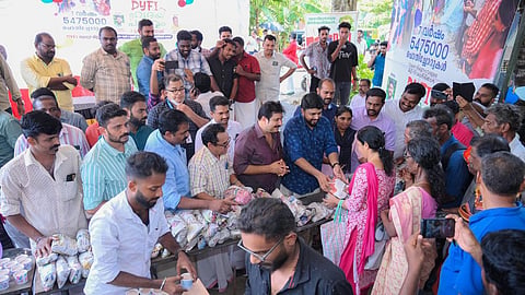 ചൂടാറാതെ 'പൊതിച്ചോര്': എന്തു വില കൊടുത്തും തടയുമെന്ന് ആരോഗ്യമന്ത്രി; തുടരുമെന്ന് ഡിവൈഎഫ്ഐ, പിന്തുണച്ച് കെ. സുരേന്ദ്രന്