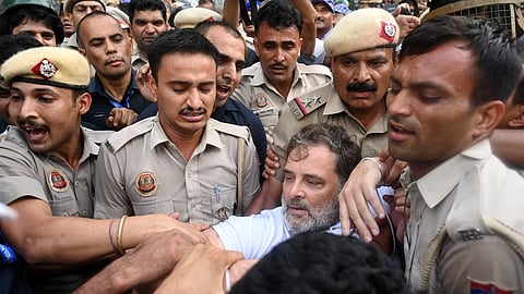 പൊലീസ് ക്രൂരത; രാഹുല് ഗാന്ധിയെ അറസ്റ്റ് ചെയ്തത് റോഡിലൂടെ വലിച്ചിഴച്ച്, പ്രിയങ്കയുടെ കഴുത്തില് കുത്തിപ്പിടിച്ചു