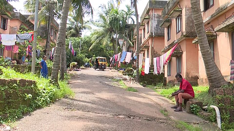 16 വര്ഷമായിട്ടും രേഖകള് കൈമാറാതെ സര്ക്കാര്; ദുരിതത്തിലായി കാസര്ഗോഡ് സുനാമി ഫ്ലാറ്റിലെ മത്സ്യത്തൊഴിലാളികള്