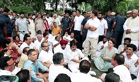'നരേന്ദ്ര മോദിയും അമിത് ഷായും രാജിവയ്ക്കണം'; പ്രധാനമന്ത്രിയുടെ വസതിക്കുമുന്നില് കോണ്ഗ്രസ് നേതാക്കള്
