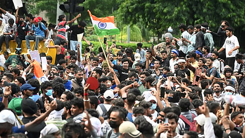 ജെന് സിയുടെ പവര്, ജനാധിപത്യത്തിന്റെ ബ്യൂട്ടി; തെരുവില് കൈകോര്ത്ത യുവാക്കള്ക്ക് അഭിനന്ദനപ്രവാഹം