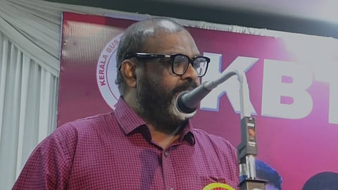 "മക്കളെ സ്വകാര്യ സ്കൂളുകളിൽ ചേർക്കുന്നവർ പൈസ ഇല്ലാത്ത ട്രാൻസ്പോർട്ട് ബസിൽ തള്ളി കയറുന്നു"; വിവാദ പരാമർശവുമായി സി.പി. ജോൺ