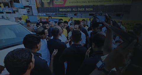 മുഖ്യമന്ത്രിയെ വഴിയിൽ തടഞ്ഞ സംഭവം; കോൺഗ്രസ് പ്രവർത്തകർക്കെതിരെ കേസ്