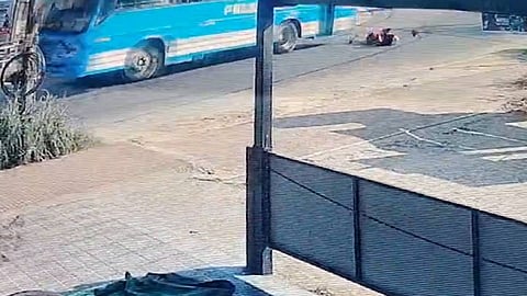ചാവക്കാട് ഗർഭിണി ബസിൽ നിന്ന് തെറിച്ച് വീണ സംഭവം; ഡ്രൈവറും കണ്ടക്ടറും അറസ്റ്റിൽ
