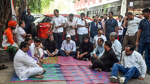 'സേവ് ഡെമോക്രസി'; ഒറ്റക്കെട്ടായി പ്രതിപക്ഷം, രാജ്യതലസ്ഥാനം രാത്രിയിലും സമരഭരിതം