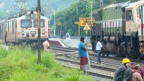 മണ്ണിടിച്ചിൽ, പാറശാലയിൽ ട്രെയിൻ ഗതാഗതം ഭാഗികമായി പുനഃസ്ഥാപിച്ചു; ആറ് ട്രെയിനുകൾ പൂർണമായും റദ്ദാക്കി