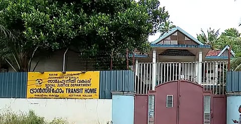 പരിസരമാകെ കക്കൂസ് മാലിന്യം, ദുർഗന്ധം സഹിക്കാനാകാതെ നാട്ടുകാർ, പകർച്ചവ്യാധി ആശങ്ക ഉയർത്തി കൊല്ലത്തെ ട്രാൻസിറ്റ് ഹോം
