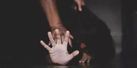 കണ്ണിലും ജനനേന്ദ്രിയത്തിലും മുളക് പൊടി തേച്ചു; തെലങ്കാനയിൽ ആദിവാസി യുവതിയ്ക്ക് ക്രൂരമർദനം