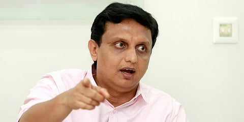 സംസ്ഥാന പാതയിലെ കുണ്ടും കുഴിയും; പൊതുമരാമത്ത് ഉദ്യോഗസ്ഥരെ ശകാരിച്ച് മന്ത്രി മുഹമ്മദ് റിയാസ്