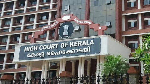 മൂന്നാറിൽ ഭൂസംരക്ഷണ സേന ഉദ്യോഗസ്ഥരെ സ്ഥലംമാറ്റിയ സംഭവം; വിശദീകരണം തേടി ഹൈക്കോടതി