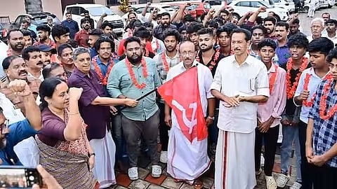 കാപ്പാ പ്രതിയെ പാർട്ടിയിലേക്ക് മാലയിട്ട് സ്വീകരിച്ച് സിപിഎം, പരിപാടിയിൽ പങ്കെടുത്ത് മന്ത്രി വീണ ജോർജ്