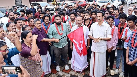 കാപ്പാ കേസ് പ്രതിയെ മാലയിട്ട് സ്വീകരിച്ച സംഭവം; വിചിത്ര വിശദീകരണവുമായി സിപിഎം പത്തനംതിട്ട ജില്ലാ സെക്രട്ടറി