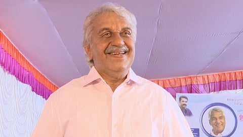 ഉമ്മൻ ചാണ്ടിയുടെ മെഴുക് പ്രതിമ അനാച്ഛാദനം ചെയ്തു