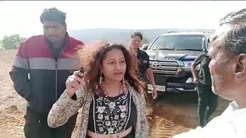 കർഷകരെ തോക്ക് ചൂണ്ടി ഭീഷണിപ്പെടുത്തിയ കേസ്; പൂജ ഖേഡ്കറിന്റെ വീട്ടിൽ നിന്നും തോക്ക് കണ്ടെടുത്തു