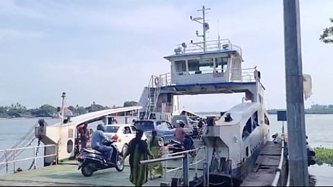ഫോർട്ട് കൊച്ചിയിൽ ഒരു റോറോ സർവീസ് മാത്രം; പ്രതിഷേധിച്ച് നാട്ടുകാർ