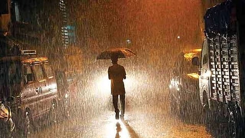 വടക്കൻ കേരളത്തിൽ അടുത്ത മൂന്ന് മണിക്കൂറിൽ മഴയ്ക്കും ശക്തമായ കാറ്റിനും സാധ്യത; തീരദേശവാസികൾക്ക് ജാഗ്രത നിർദ്ദേശം