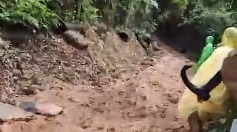കോഴിക്കോട് കോട്ടപ്പാറയിൽ മണ്ണിടിച്ചിൽ: 8 കുടുംബങ്ങളെ മാറ്റി പാർപ്പിച്ചു