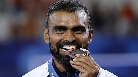 മുണ്ടും ഷർട്ടുമിട്ട് ഈഫൽ ടവറിന് മുന്നിൽ ഫോട്ടോയ്ക്ക് പോസ് ചെയ്ത് പി. ആർ. ശ്രീജേഷ്