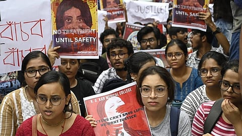 കൊൽക്കത്ത ഡോക്ടറുടെ കൊലപാതകം; കൊലപാതകത്തിന് ശേഷം വീട്ടിലെത്തി വസ്ത്രങ്ങൾ കഴുകി വൃത്തിയാക്കി പ്രതി