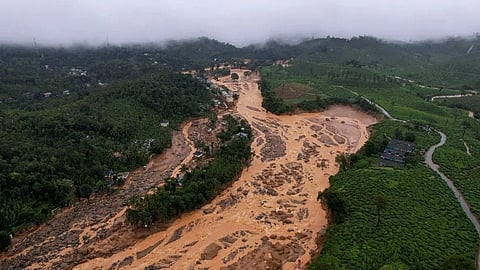ചൂരൽമല ദുരന്തം: വെള്ളാർമല സ്കൂൾ പരിസരത്ത് നിന്ന് 4 ലക്ഷം രൂപയുടെ നോട്ടുകെട്ടുകൾ കണ്ടെത്തി