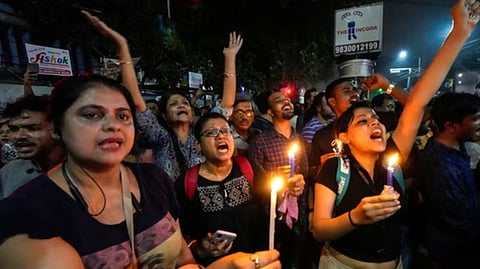 കൊല്ക്കത്തയിലെ ഡോക്ടറുടെ കൊലപാതകം: നീതിക്കായി അര്ധരാത്രി തെരുവിലിറങ്ങി സ്ത്രീകൾ