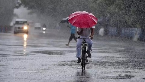 നാല് ദിവസം ഇടിമിന്നലോടു കൂടിയ മഴ, മുന്നറിയിപ്പിൽ മാറ്റം വരുത്തി കാലാവസ്ഥ നിരീക്ഷണ കേന്ദ്രം; ജില്ലകളിലെ അലേർട്ടുകൾ ഇങ്ങനെ