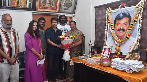 ക്യാപ്റ്റന് 'ഗോട്ട്' ടീമിന്റെ ആദരം; വിജയകാന്തിന്റെ കുടുംബത്തെ സന്ദര്ശിച്ച് വിജയ്