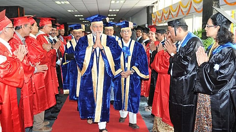 ബിരുദദാനത്തിന് ഇനി പരമ്പരാഗത ഡ്രസ് കോഡ്; കൊളോണിയല് വസ്ത്രധാരണം മാറ്റണമെന്ന് കേന്ദ്രം