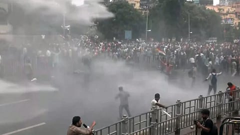 മമതയുടെ രാജി ആവശ്യപ്പെട്ട് സെക്രട്ടറിയേറ്റ് ഉപരോധിച്ച വിദ്യാർത്ഥികളെ തല്ലിയോടിച്ച് പൊലീസ്; ബംഗാളിൽ നാളെ പണിമുടക്ക്