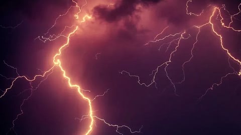 മലപ്പുറത്ത് കനത്ത മഴയും ഇടിമിന്നലും;
ടാപ്പിംഗ് തൊഴിലാളി മിന്നലേറ്റ് മരിച്ചു