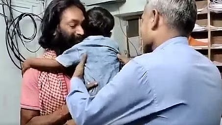 തട്ടികൊണ്ടുപോയ പ്രതിയെ വിട്ടുപിരിയാനാകാതെ കുഞ്ഞ്, വിങ്ങിപ്പൊട്ടി പ്രതി; വികാരനിർഭരമായ വിടപറയൽ