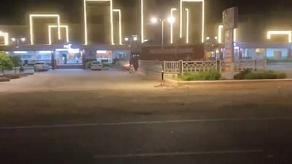 VIDEO/ ഹോട്ടലുടമ ഭക്ഷണം നൽകിയില്ല: ട്രക്ക് ഓടിച്ചു കയറ്റി ഹോട്ടൽ തകർത്ത് ഡ്രൈവർ