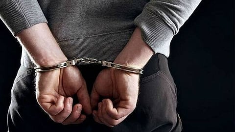 ബസില് പെണ്കുട്ടിക്ക് നേരെ ലൈംഗികാതിക്രമം; അധ്യാപകന് പിടിയില്