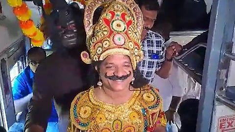 ആർപ്പ് വിളിച്ചും പാട്ടുകൾ പാടിയും മാവേലിയും കൂട്ടരും; ഗുരുവായൂർ- എറണാകുളം പാസഞ്ചർ ട്രെയിനിലെ ഓണാഘോഷം