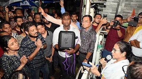 'ഇത് അഞ്ചാമത്തെയും അവസാനത്തെയും ക്ഷണം'; ആര് ജി കര് മെഡിക്കല് കോളേജിലെ ജൂനിയർ ഡോക്ടർമാരെ ചർച്ചക്ക് വിളിച്ച് ബംഗാൾ സർക്കാർ