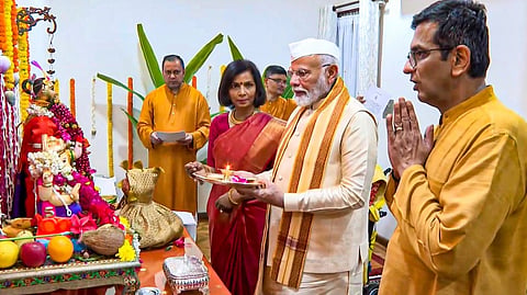 ചീഫ് ജസ്റ്റിസിന്റെ വീട്ടിലെ പ്രധാനമന്ത്രിയുടെ പൂജ; ന്യായാധിപന്മാർ പക്ഷം ചേരുന്നോ?