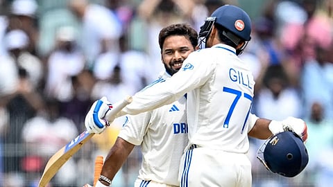 വെളിച്ചക്കുറവ്; മത്സരം നേരത്തെ അവസാനിച്ചു; ബംഗ്ലാദേശിനെതിരെ ഇന്ത്യന് വിജയം കൈയ്യകലെ