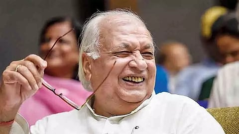 ഗവർണറുടെ ഷാളിലേക്ക് തീ പടർന്നു; അപകടം പുഷ്പാർച്ചനയ്ക്കിടെ