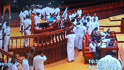 നാടകീയം സഭ; നിയമസഭയിൽ പ്രതിപക്ഷ-വാച്ച് ആൻഡ് വാർഡ് കൈയ്യാങ്കളി, ഇന്നത്തേക്ക് പിരിഞ്ഞു