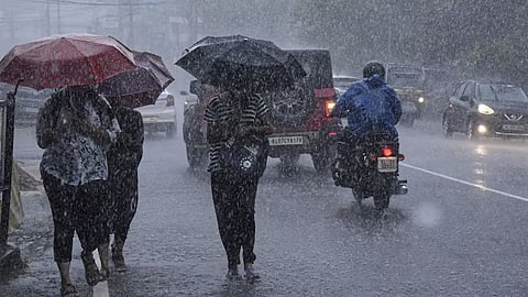 സംസ്ഥാനത്ത് അടുത്ത ഒരാഴ്ച വ്യാപക മഴയ്ക്ക് സാധ്യത; വിവിധ ജില്ലകളിൽ യെല്ലോ, ഓറഞ്ച് അലേർട്ടുകൾ