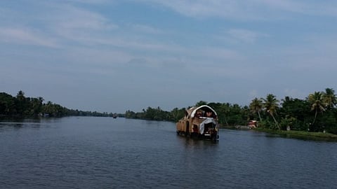 ഹൗസ് ബോട്ടിൽ രാത്രി ഉറങ്ങാൻ കിടന്നു; യുവാവ് വെള്ളത്തില് വീണ് മരിച്ചു