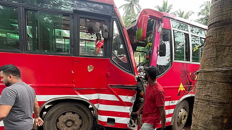 കോഴിക്കോട് അത്തോളിയിൽ ബസുകൾ കൂട്ടിയിടിച്ച് അപകടം: നാലുപേർക്ക് ഗുരുതര പരുക്ക്