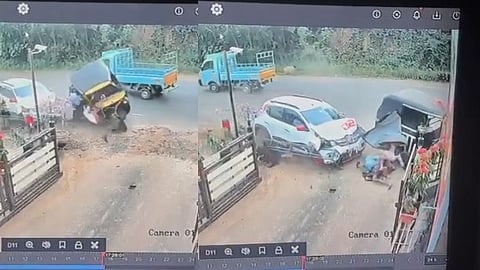 ശബരിമല തീർഥാടകരുടെ കാറിടിച്ച് ഓട്ടോറിക്ഷ തോട്ടിലേക്ക് മറിഞ്ഞു; രണ്ട് പേർക്ക് പരുക്ക്