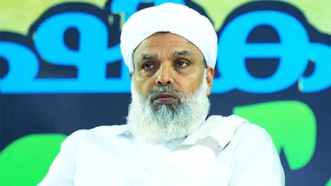 സാദിഖലി തങ്ങൾക്കെതിരായ പരാമർശം: ഉമർ ഫൈസി മുക്കത്തെ മാറ്റണമെന്ന പ്രമേയവുമായി സമസ്ത മലപ്പുറം ജില്ലാ മുശാവറ കമ്മിറ്റി