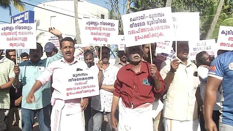 മുനമ്പത്ത് വഖഫിന്റെ 'ഭൂ ജിഹാദ്' എന്ന് വിഎച്ച്പിയും യുവമോര്ച്ചയും; അടുത്ത സമ്മേളനത്തോടെ മോദി വഖഫിന്റെ അധികാരങ്ങള് ഇല്ലാതാക്കുമെന്ന് തേജസ്വി സൂര്യ